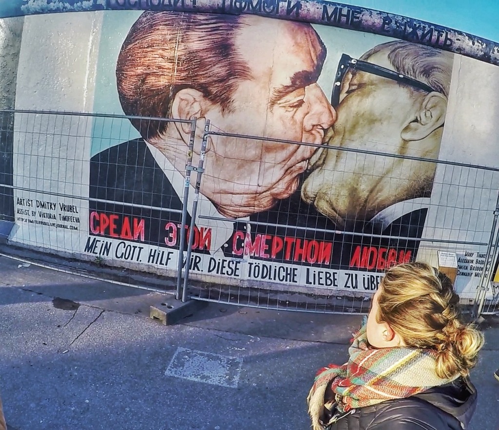 Berlin wall Men kissing mural