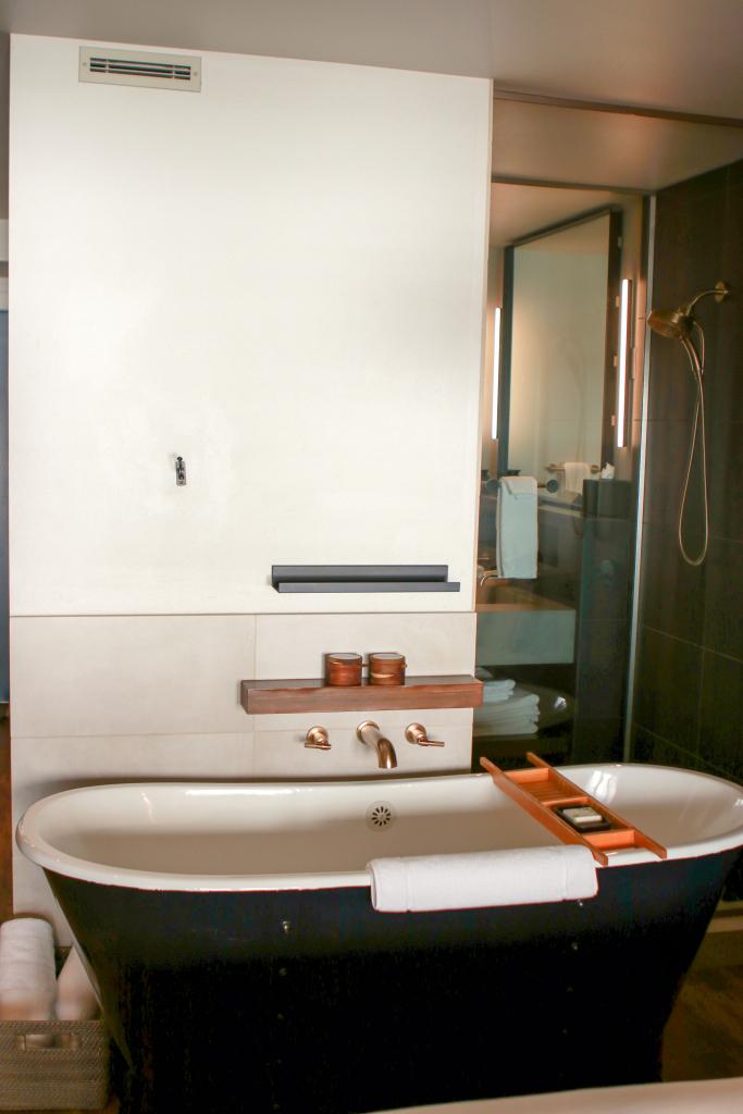 King Sunlight room tub