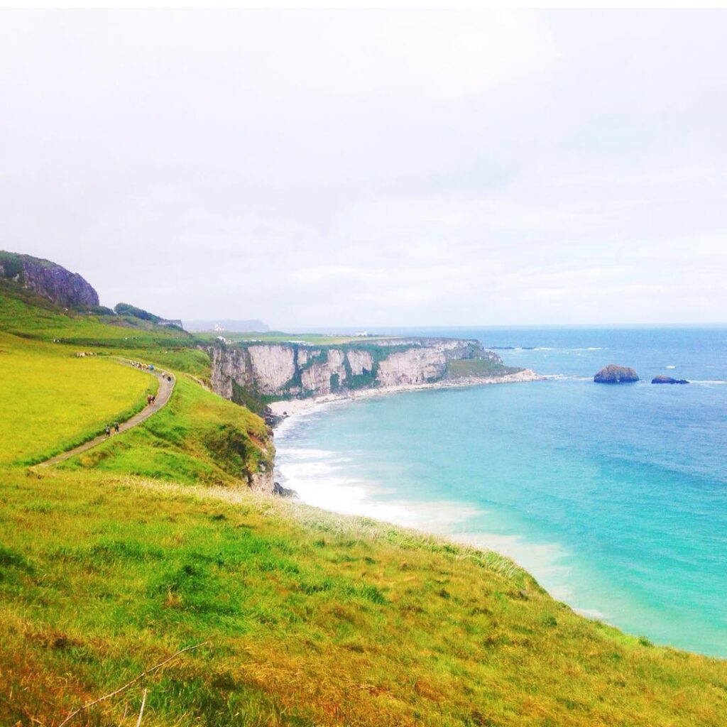 The Northern Ireland coastline right outside of the #carrickarede rope bridge entrance